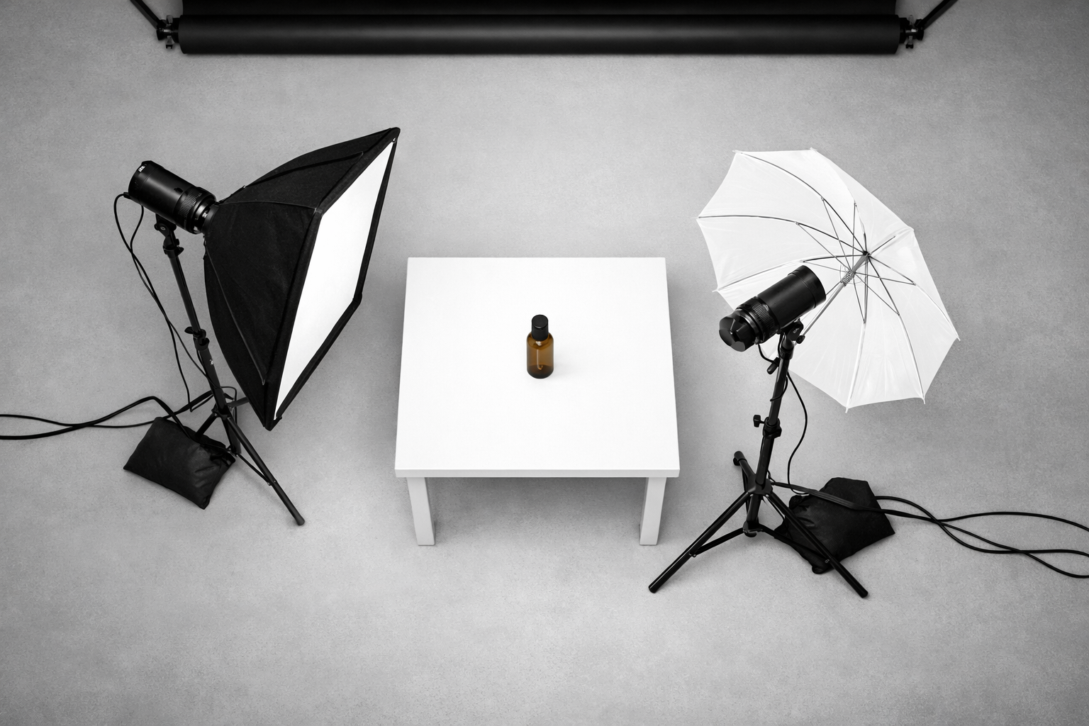 Iki isik kaynakli urun fotografi kurulumu: ana isik ve dolgu isik pozisyonlarini gosteren diyagram