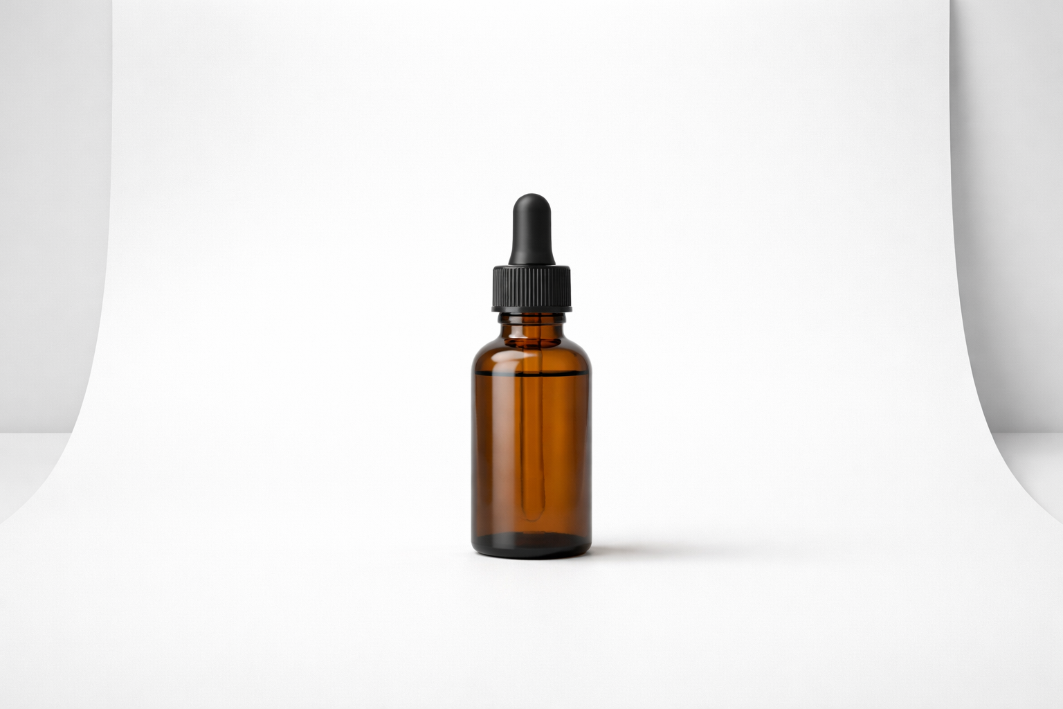 Sweep teknigi ile beyaz fon kurulumu: fon kagidinin duvardan masaya kavisli gecis yaparak yerlestirilmis hali